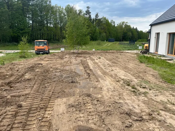 Wyrównany teren przygotowany pod inwestycję