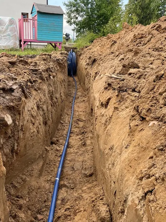 Wykop pod instalację zewnętrzną na posesji