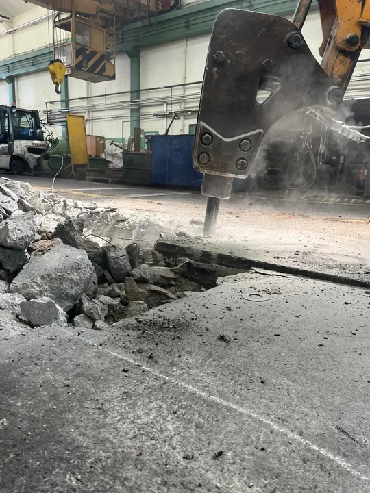 Mechaniczna rozbiórka betonowej posadzki