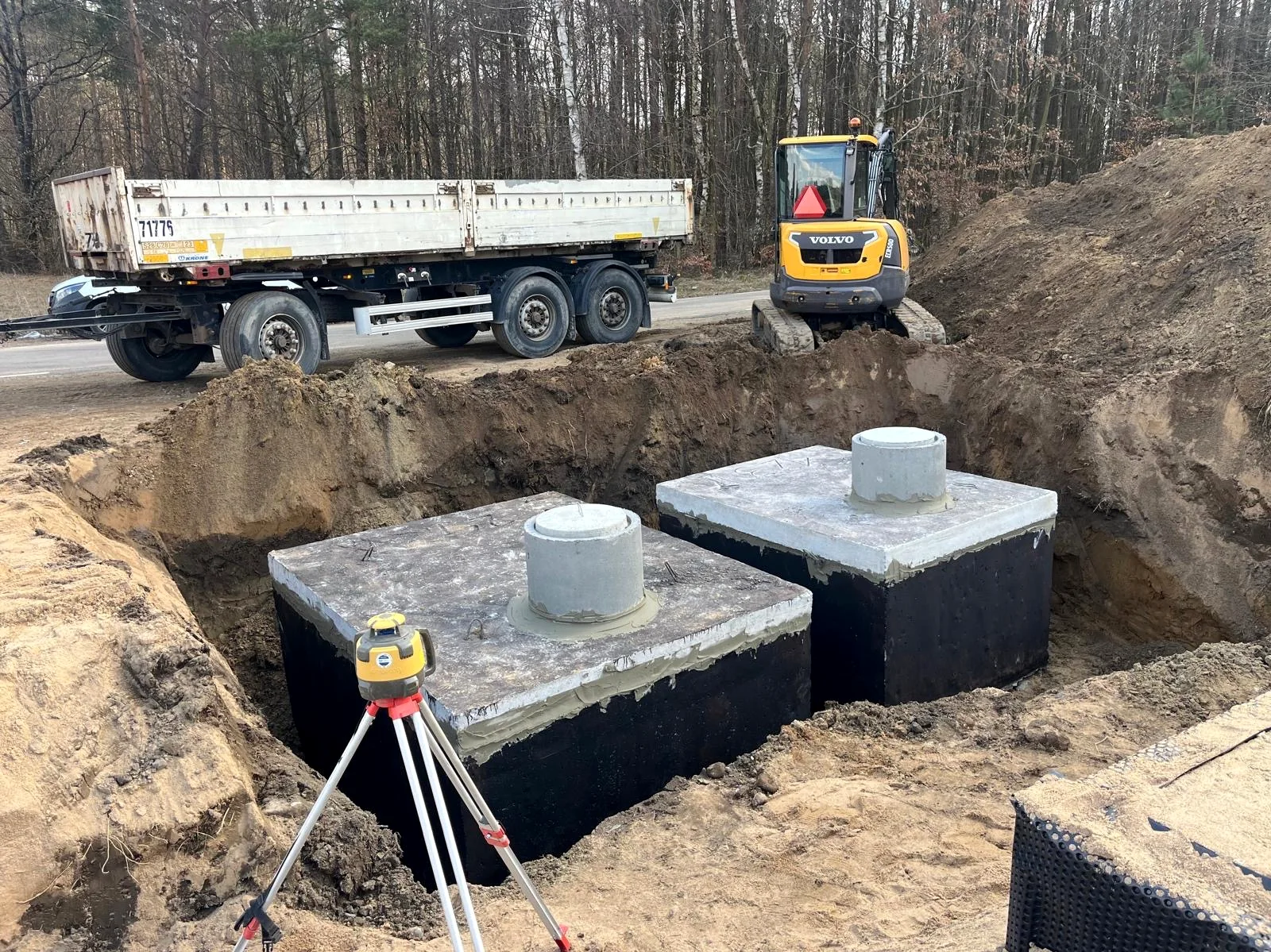Montaż betonowych zbiorników przez ekipę FundKop